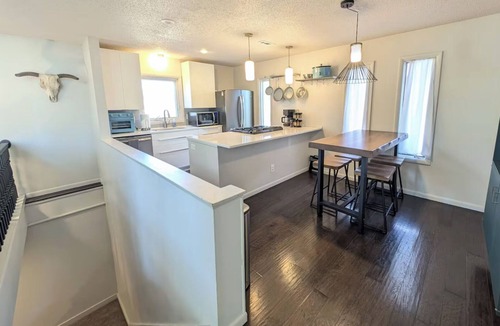 Manhattan House | Charming 3-bedroom house CLOSE TO STADIUM - Manhattan
