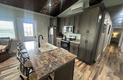 Eastview Cabin | Charming 3-bedroom lodge with AC, WiFi in tranquil Big Clifty