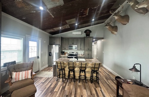 Eastview Cabin | Charming 3-bedroom lodge with AC, WiFi in tranquil Big Clifty