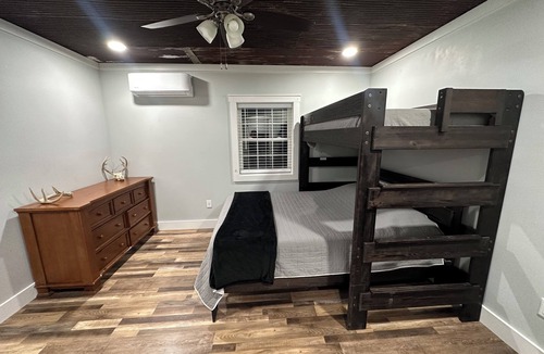 Eastview Cabin | Charming 3-bedroom lodge with AC, WiFi in tranquil Big Clifty