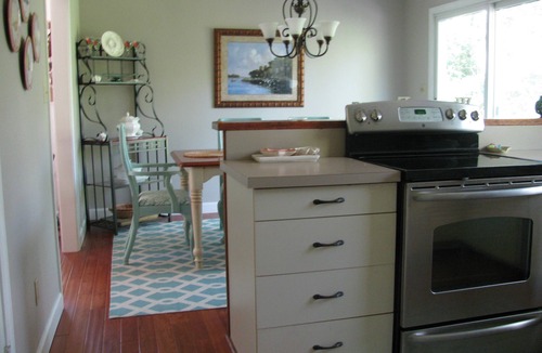 Manteo Cottage | Charming 3 BR Cottage on Top of a Hill, Private Walk to Roanoke Sound