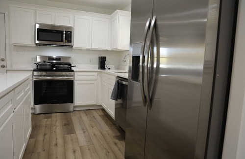Lebanon House | Charming 3BR Retreat in Lebanon Patio, Parking & Comfort