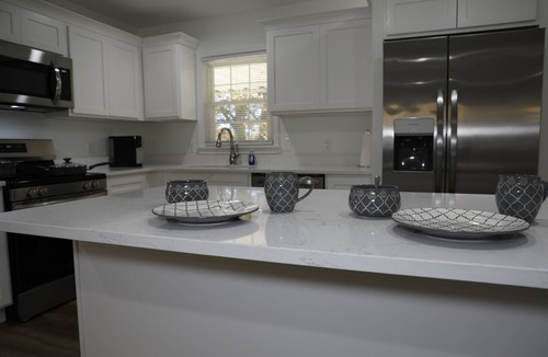 Lebanon House | Charming 3BR Retreat in Lebanon Patio, Parking & Comfort