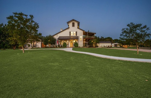 Princeton House | Charming 5 bed/3 ba Farmhouse +1bd/1ba game room + pool/hot tub w/opt event barn