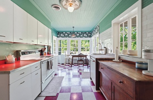 Leslie House | Charming 5-bedroom house in the heart of Leslie!
