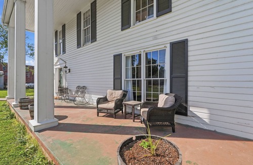 Leslie House | Charming 5-bedroom house in the heart of Leslie!