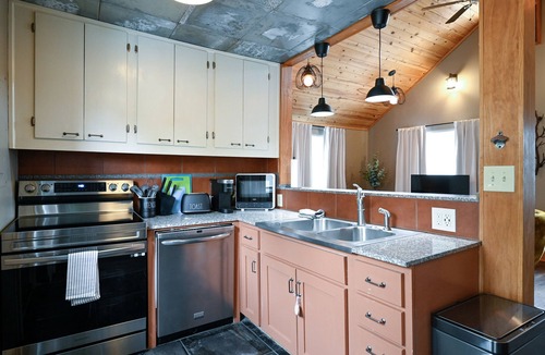 Benson House | Charming Benson Home - Sleeps 5, Hot Tub!