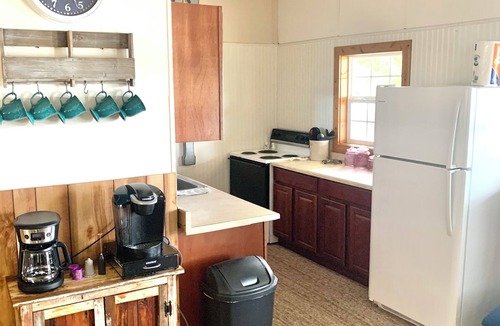 Shell Knob Cabin | Charming Cabin, picturesque view, trailer parking, 2 min walk to lake, AC, WiFi!