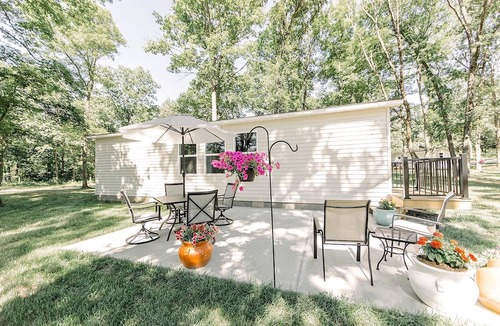 Owensville Cabin | Charming Cabin in the Woods - Peaceful Glamping Spot near Owensville, Missouri