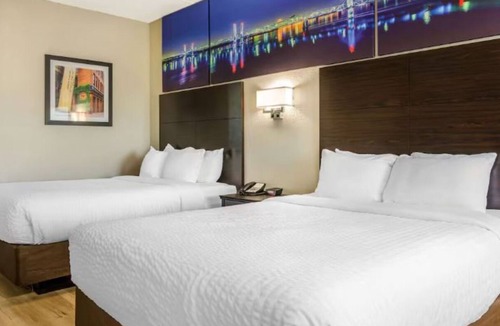 Jeffersontown Hotel | Charming & Comfortable Room Near Anchorage Trail | Free Parking & Pool Access!