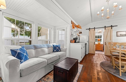 Blue Eye Cabin | Charming Cottage Near Branson | Babbling Creek & Covered Porch
