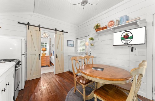 Blue Eye Cabin | Charming Cottage Near Branson | Babbling Creek & Covered Porch