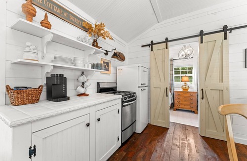 Blue Eye Cabin | Charming Cottage Near Branson | Babbling Creek & Covered Porch