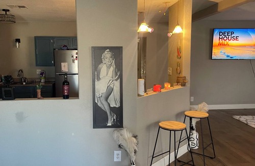 Woodward House | Charming Huge 3-bedroom Chicken Cottage