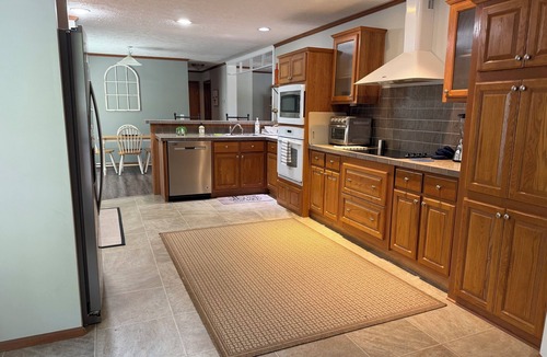 Eucha House | Charming Lakeview 3 Bedroom House with Boat Slip & Ramp. Clear Water Bay Marina