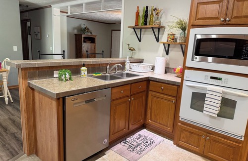 Eucha House | Charming Lakeview 3 Bedroom House with Boat Slip & Ramp. Clear Water Bay Marina