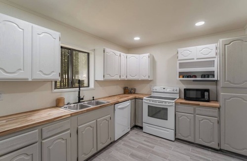 Angel Fire Cabin | Charming Modern A-frame Chalet with Hot Tub-8 min walk to Country Club