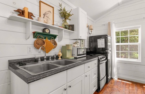 Blue Eye Cabin | Charming Retreat Near Dogwood Canyon, Thunder Ridge, and Branson Fun