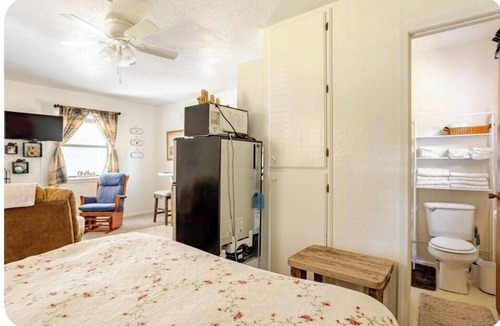 Connerville House | Charming studio in Mannsville OK, w/Starlink internet & cozy queen bed.