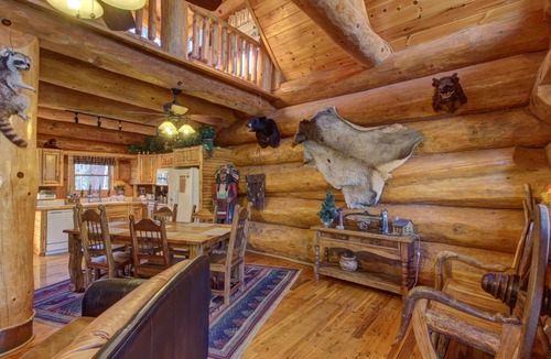 Smoky Mountains Apartment | Charming Wooden Cabin with Hot Tub in a Prime Location - Free Attraction Tickets