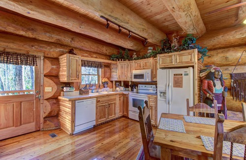 Smoky Mountains Apartment | Charming Wooden Cabin with Hot Tub in a Prime Location - Free Attraction Tickets