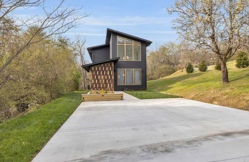 Stuart Heights - Rivermont Villa | Chattanooga Modern Luxury that Sleeps 10 with 2 King Beds