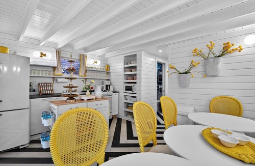 La Grange Apartment | Cheeky RxR | Art Museum Loft with rooftop deck!