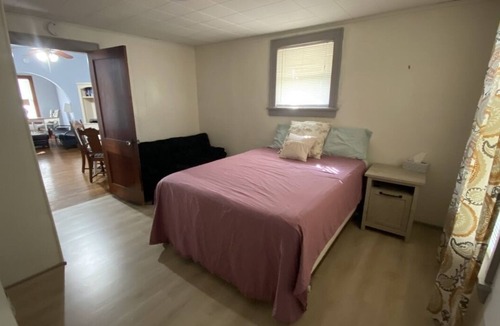 Atchison House | Cheerful 2 Bedroom Home with Parking and WiFi
