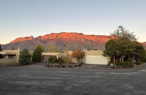 Tramway Terrace House | Cheerful 2-bedroom Northeast Albuquerque home
