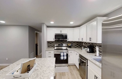 Hays House | -Cheerful 3 bed home-inside COMPLETELY renovated!