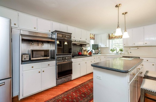 Buechel House | Cheerful 8-Bedroom, 6-Bath Historic Mansion in Derby City – Ideal Vacation Home!