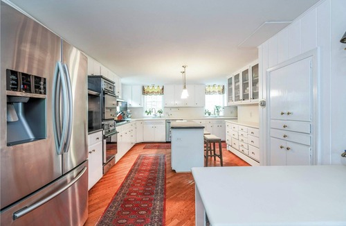 Buechel House | Cheerful 8-Bedroom, 6-Bath Historic Mansion in Derby City – Ideal Vacation Home!