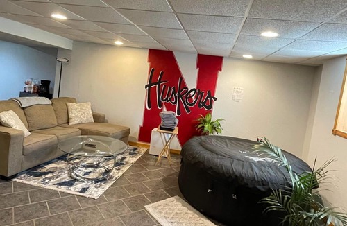 Beatrice House | Cheerful Basement 1 Bedroom with Hot Tub