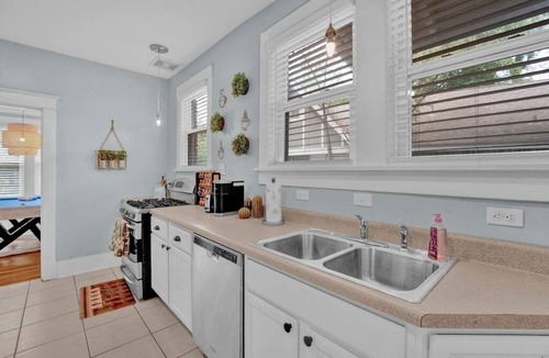 Vollintine-Evergreen House | Cheerful midtown home with 2 bedrooms and 1 bath