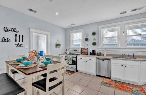 Vollintine-Evergreen House | Cheerful midtown home with 2 bedrooms and 1 bath