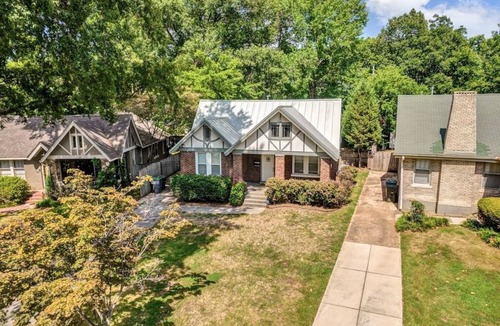 Vollintine-Evergreen House | Cheerful midtown home with 2 bedrooms and 1 bath