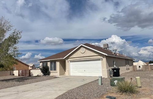 Bosque House | Cheerful Three Bedroom Home with Mountain Views