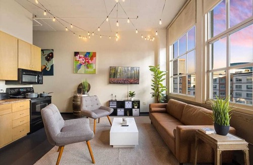 West Main Historic District House | Chic Downtown King Suite~Free Parking~A+ Location