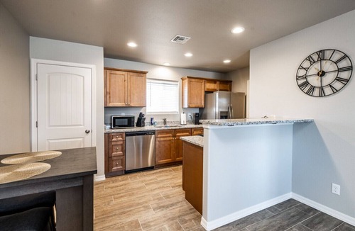 Kingman Villa | Chic duplex retreat in Central Kingman!