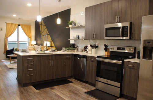 Downtown Louisville Apartment | Chic Escape King Bed, Pool, 24/7 Gym + Hot Tub