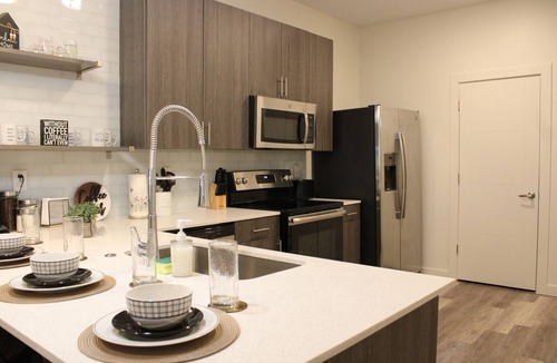 Downtown Louisville Apartment | Chic Escape King Bed, Pool, 24/7 Gym + Hot Tub