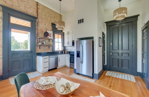 New Albany Apartment | Chic & Historic Apartment ~ 6 Mi to Louisville!