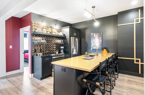 Cherokee Triangle Apartment | Cinema w/4 Suites @ Bungalou + Bourbon Bar