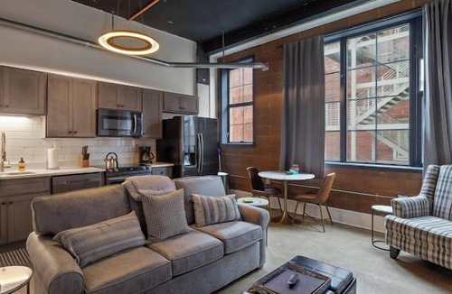 Old City Condo | City View 1-King bed 1-bath with 1-queen sofa couch Condo in Downtown Knoxville