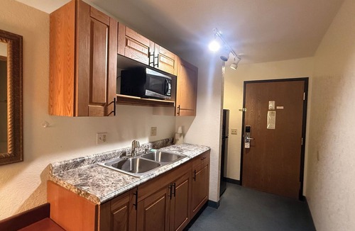 Clarion Hotel | Clarion Hometown Inn