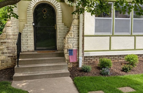 South Kansas City House | Classic Kansas City Tudor in Brookside/Waldo. Prime location. Sleeps 8