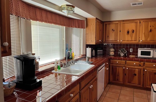 Porum House | Classic lake lodge, boat launch, views, dock, blue water