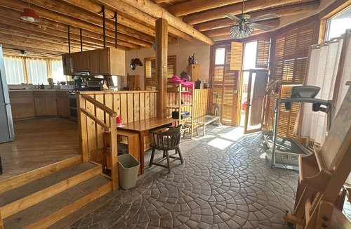 Taos House | Classic Taos Retreat with Panoramic View 38%discount for mnthy rental