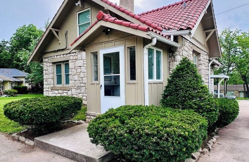 Independence House | Clay Roof Inn - 5 min to Arrowhead/FIFA
