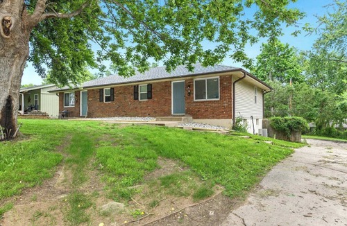 Independence Apartment | Clean furnished 2BR half-duplex for 30+ day stays. Utilities included, fast WiFi, and a comfortable setup for traveling professionals, relocations, or insurance stays. Convenient access to Kansas City and surrounding areas.